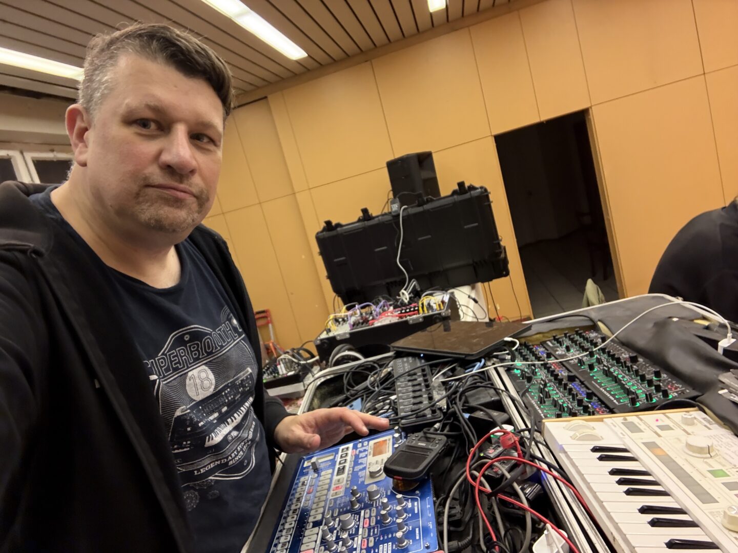 Moogulator Freibad Düsseldorf 2025 - Psych Noise 2 - thx to wonderful #noise artists and doing it again! yesterday impression & last #concert this year - #Düsseldorf s new old bank building of the 60s (?) turned into concert location and exibition we played + So war das gestern aus meiner Perspektive - das "neue" #WP8 von innen, Ausstellung und letztes #Konzert in diesem Jahr.