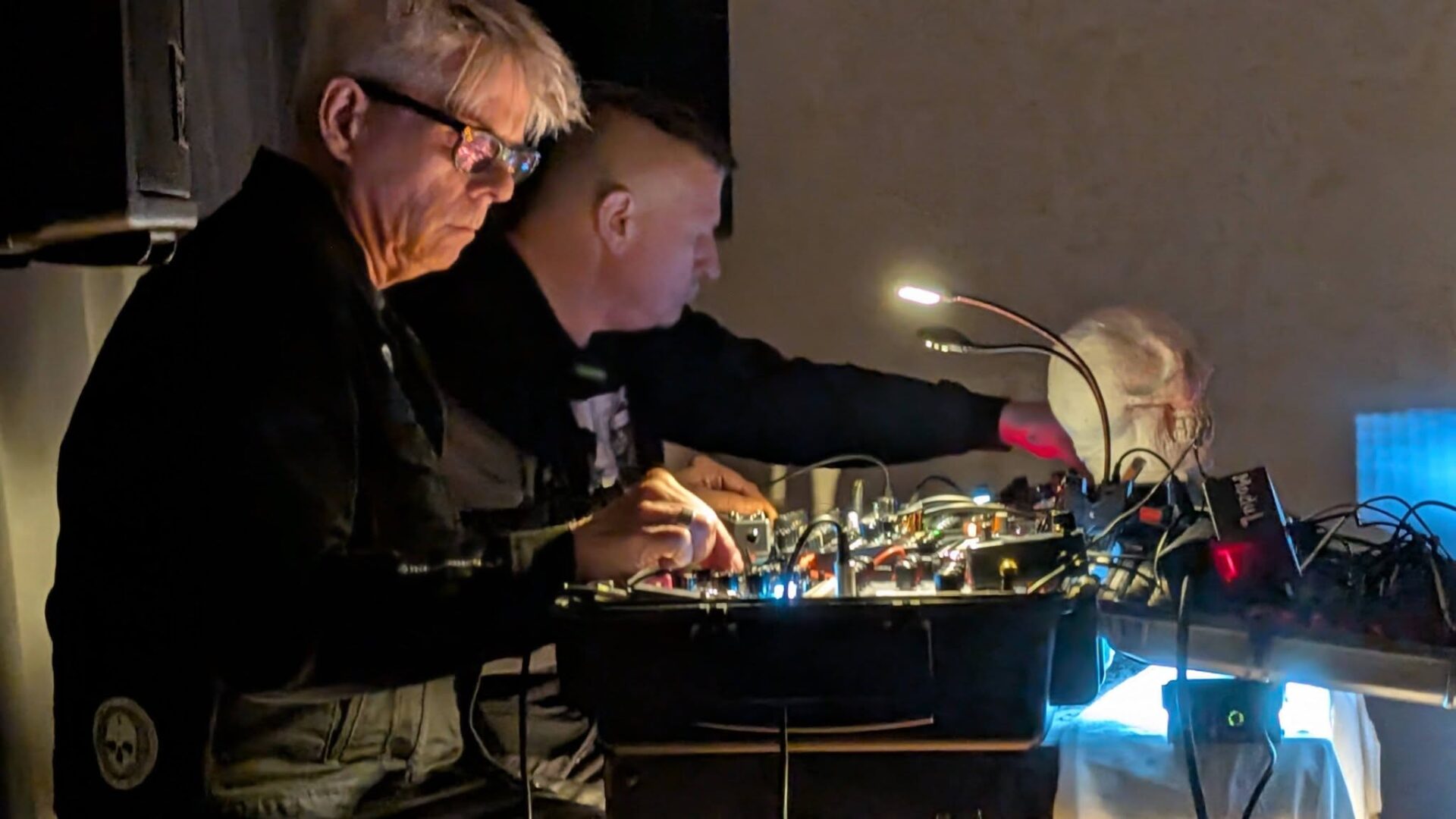 Erstes gemeinsames Set mit Elektrohorror und Moogulator - erfolgreich im Subsol. Gute Stimmung. Live Konzert.