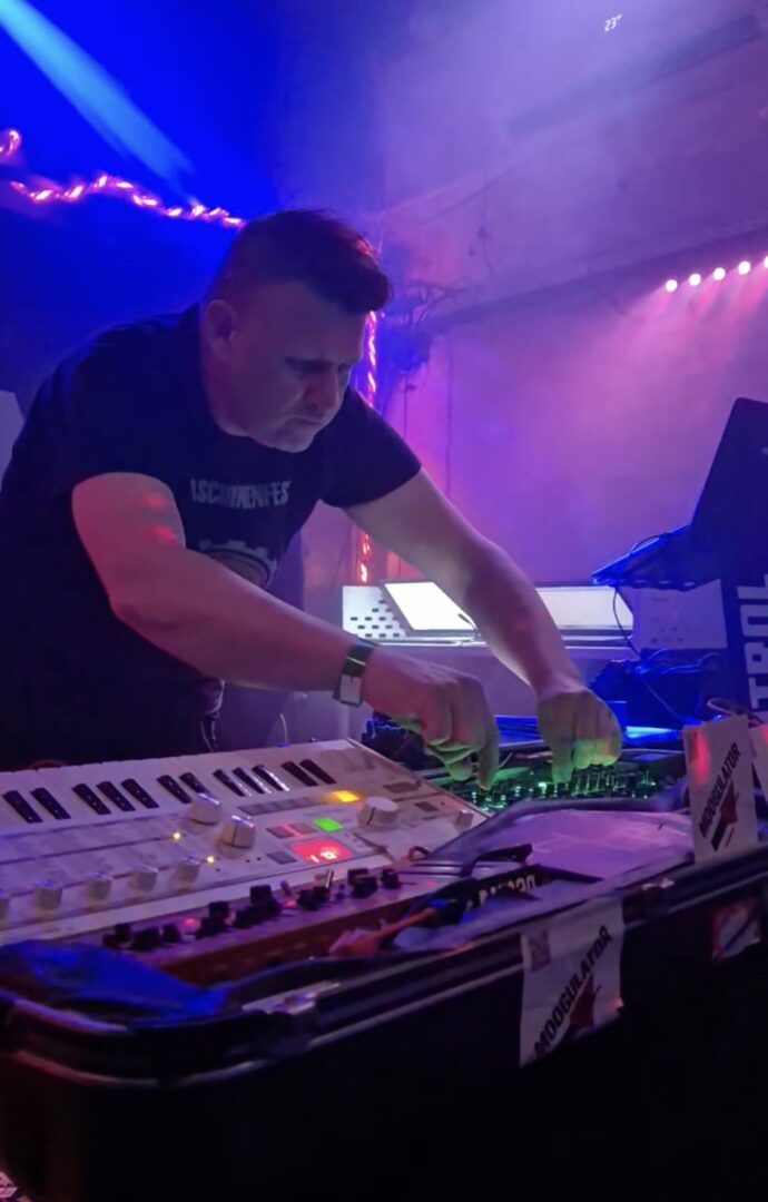 Moogulator in Solingen - Live im Waldmeister - Industrielle Körpermusik
